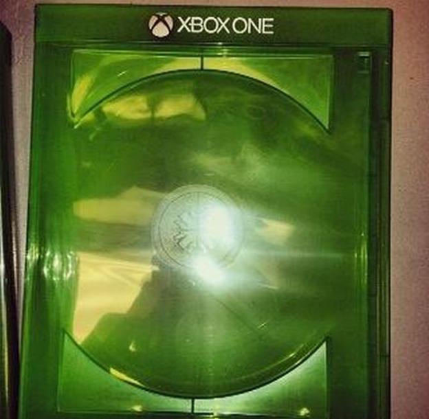 Hier sehr schön zu erkennen: Das Xbox-Logo ist nicht mehr nur auf das Inlay Cover gedruckt, sondern befindet sich nun als Prägung am oberen Rand der Hülle.